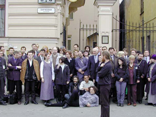 Петербург. Конференция Религия и СМИ. Июнь 2001 год. За нами знаменитая университетская столовка, где только закончился обильный фуршет.